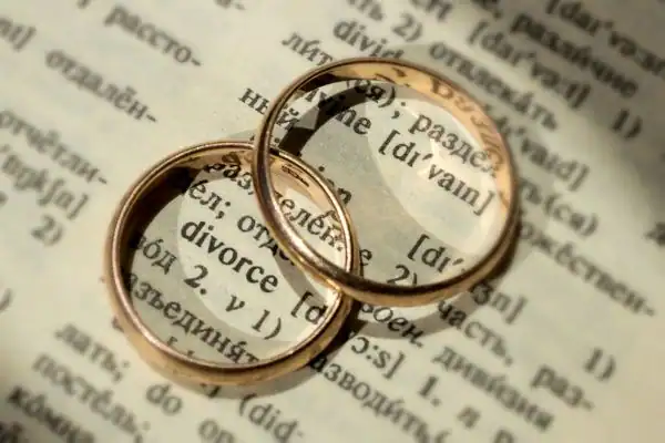 Image of rings removed before divorce mediation Eccles